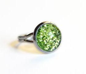 Sparkling green ring - glass cabochon and glitters