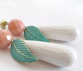 Stone jewelry. Snow drop agatha. Parisian earrings